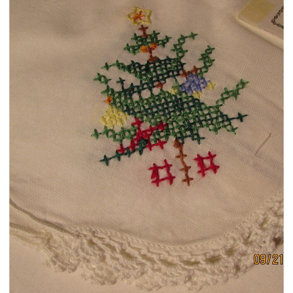 Vintage placemats set of 4 new embroidered Christmas tree scalloped lace border